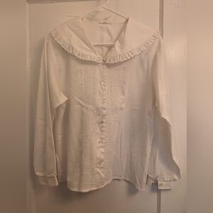 Donnkenny vintage pintuck blouse with frill/lace collar